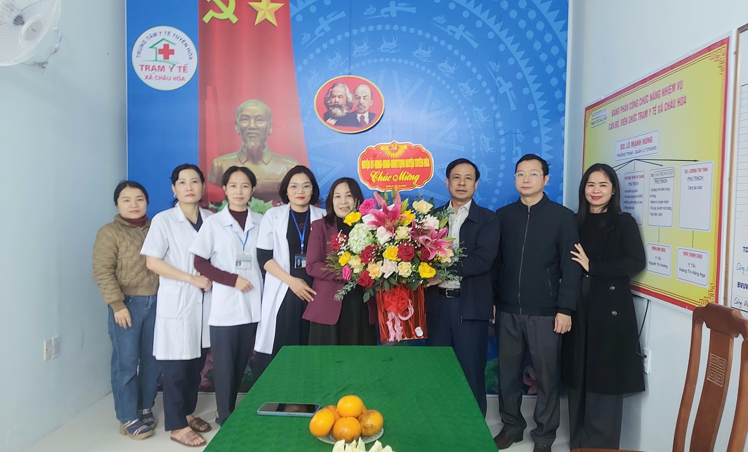 Đồng chí Trưởng Ban Tuyên giáo và Dân vận Huyện ủy thăm các đơn vị y tế nhân Ngày Thầy thuốc Việt Nam