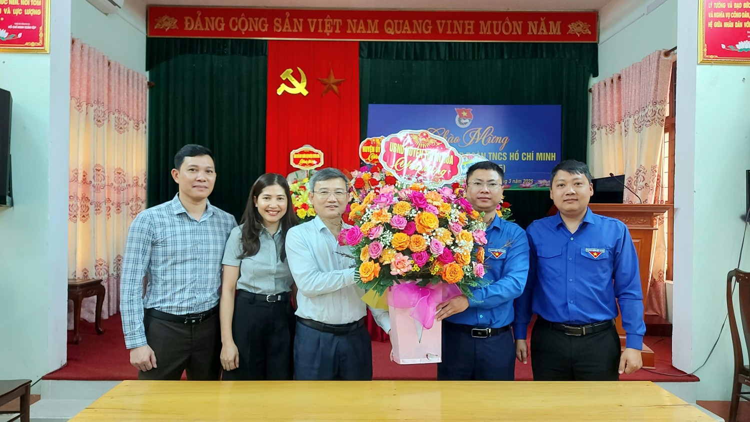 Lãnh đạo UBND huyện chúc mừng Huyện đoàn nhân Kỷ niệm ngày thành lập Đoàn 26/3