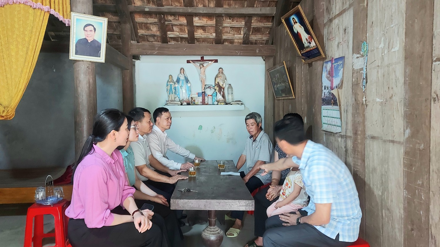 Đồng chí Trưởng Ban Tuyên giáo - Dân vận Huyện uỷ tặng quà gia đình giáo dân có hoàn cảnh khó khăn