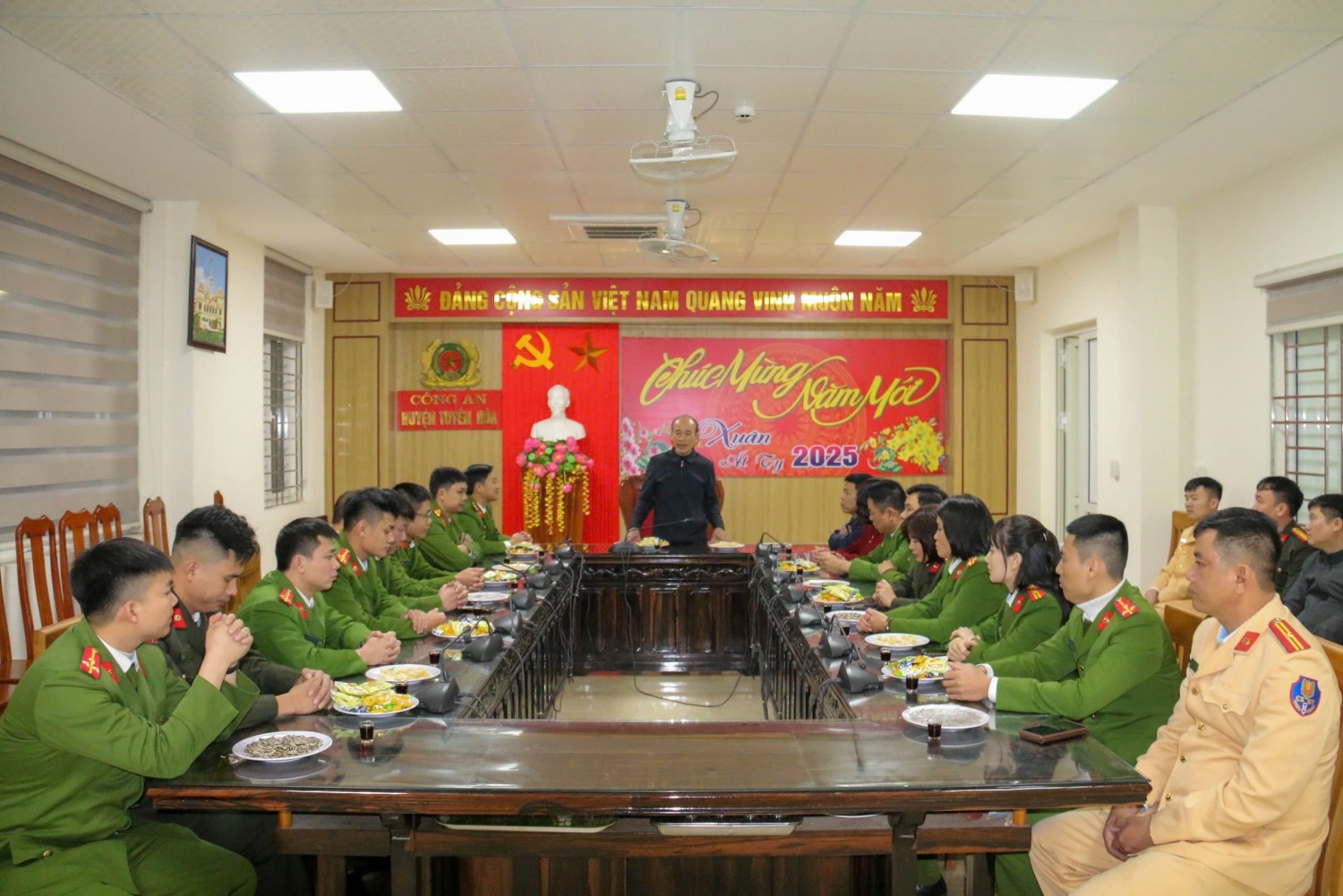 Đồng chí Chủ tịch UBND huyện Lê Nam Giang chúc năm mới và biểu dương cán bộ chiến sỹ Công an huyện làm nhiệm vụ trong đêm giao thừa.