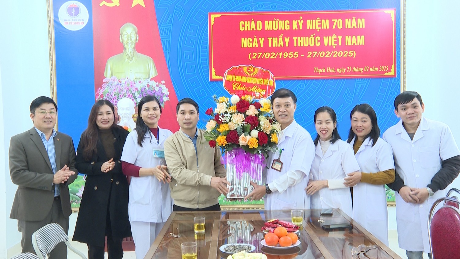 Đồng chí Lê Minh Huệ, Ủy viên Ban Thường vụ Huyện ủy thăm các đơn vị y tế nhân Ngày Thầy thuốc Việt Nam