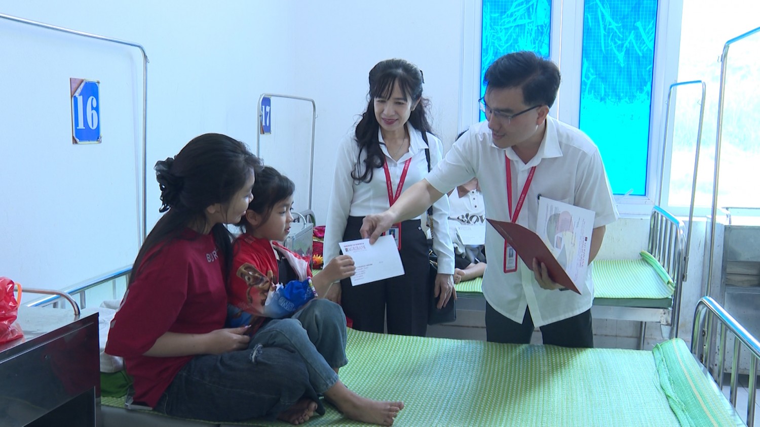 Ngân hàng Agribank Tuyên Hóa trao 100 suất quà tết cho bệnh nhân