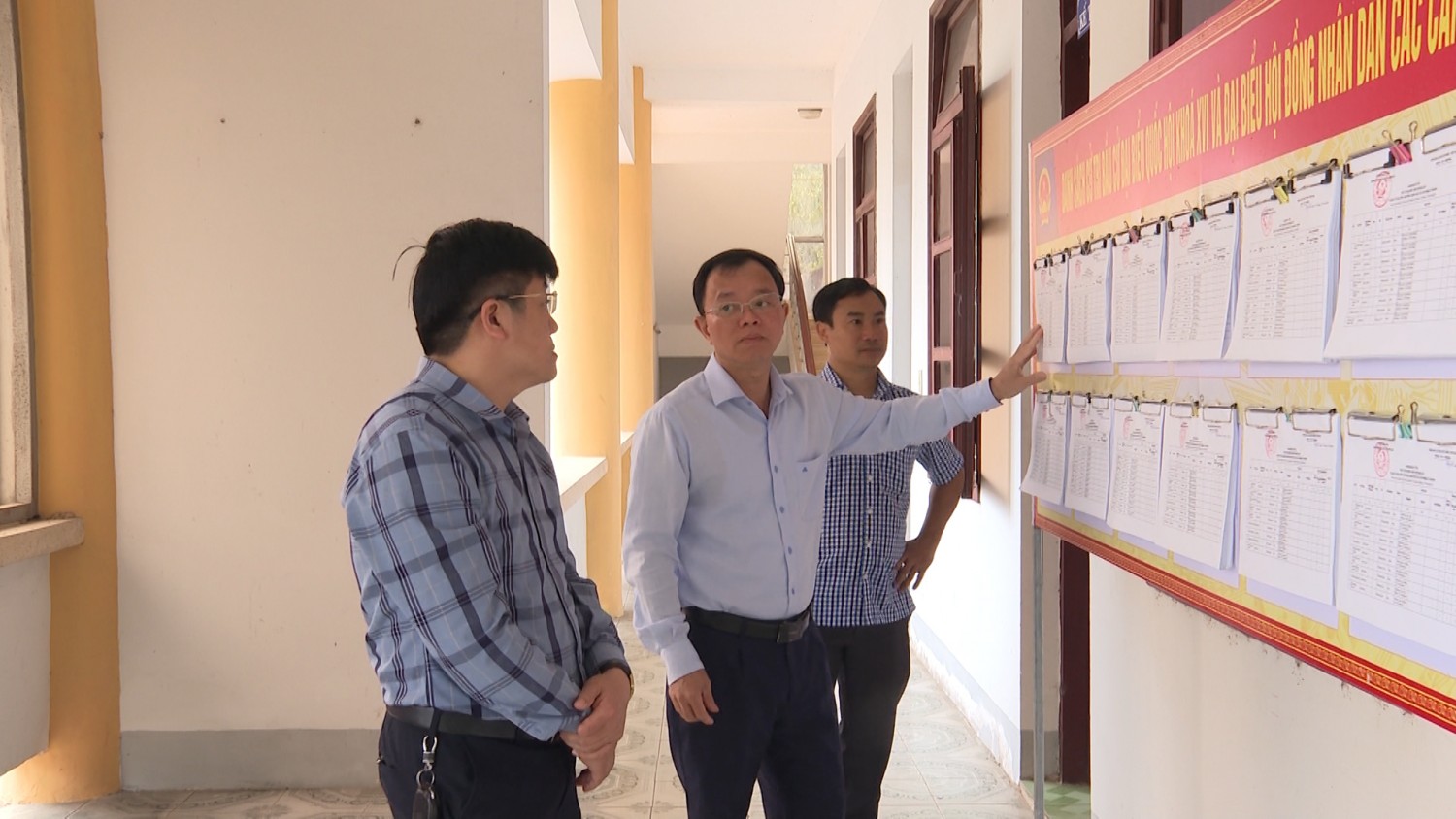 Đồng chí Bí thư Đảng ủy xã kiểm tra công tác niêm yết danh sách cử tri tại một số điểm bầu cử trên địa bàn