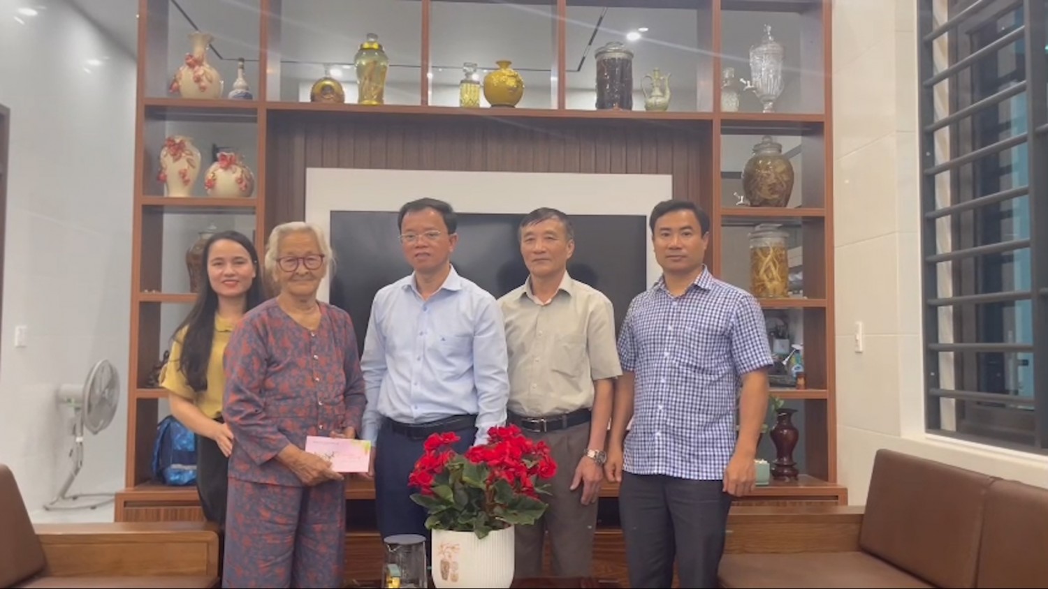 Lãnh đạo xã thăm, chúc Tết đảng viên lão thành nhân dịp Xuân Bính Ngọ 2026