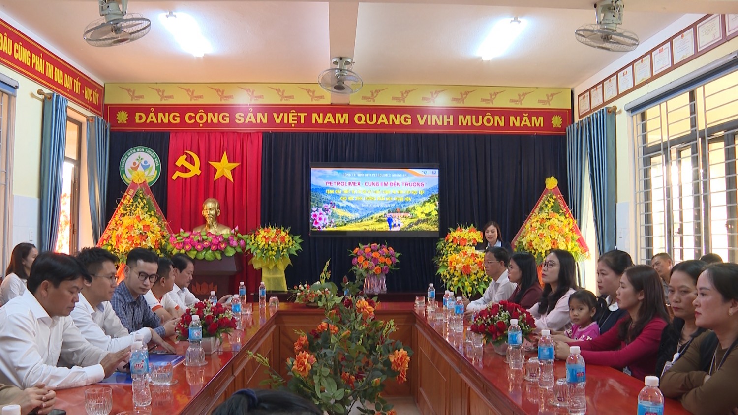 “Petrolimex – Cùng em đến trường”  tại Trường Mầm non Thuận Hóa