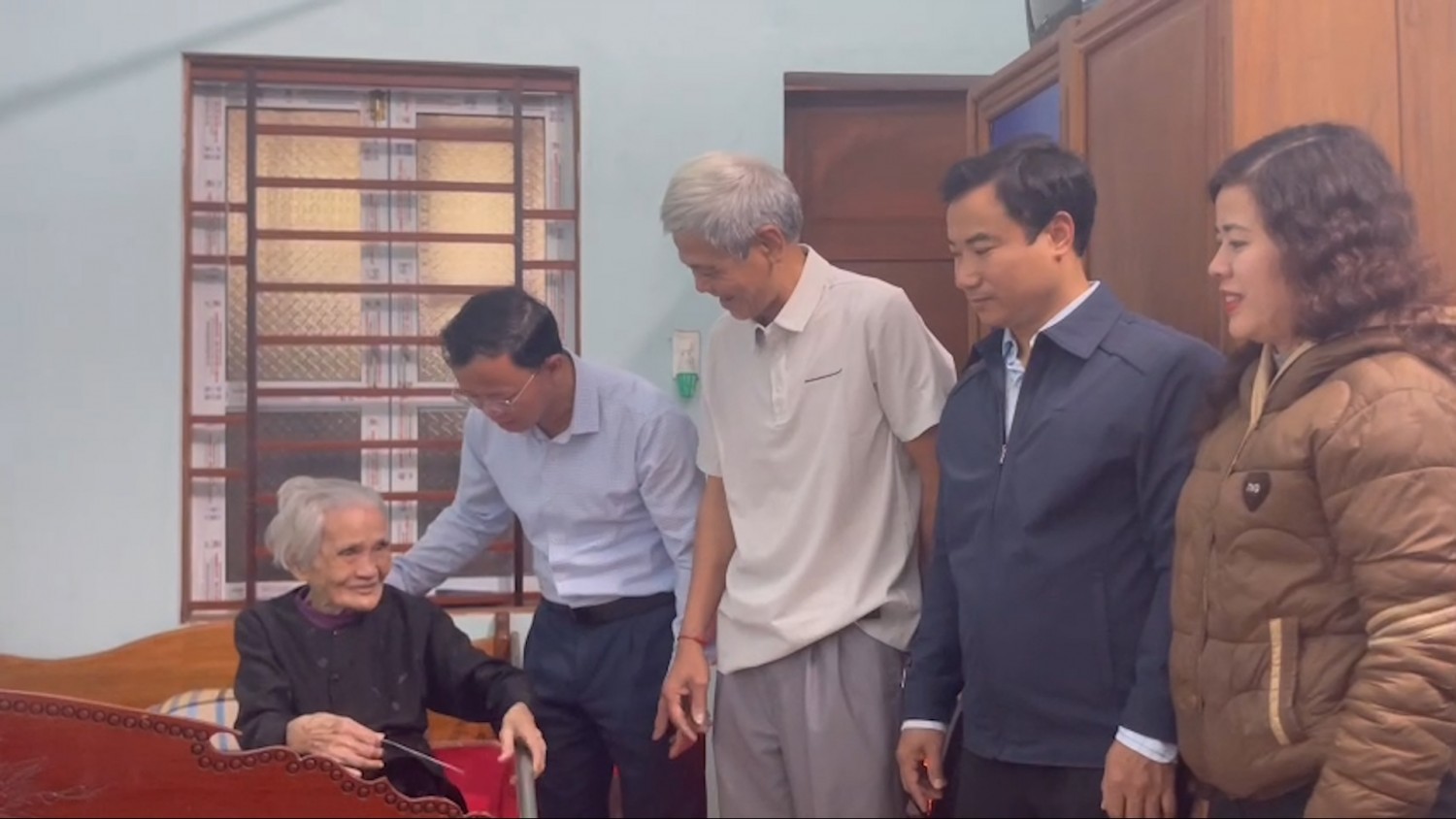 Đồng chí Bí thư Đảng ủy xã Đồng Lê thăm, chúc tết các cơ quan, đơn vị và gia đình chính sách nhân dịp Xuân Bính Ngọ 2026