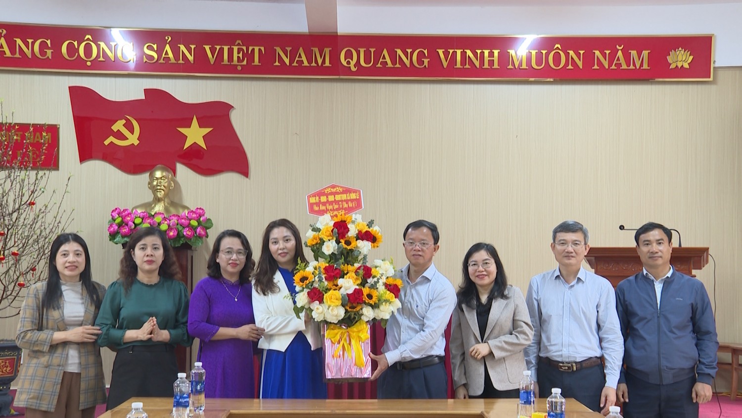 Thường trực Đảng ủy xã Đồng Lê thăm, chúc mừng Hội Liên hiệp Phụ nữ xã nhân Ngày Quốc tế Phụ nữ 8/3