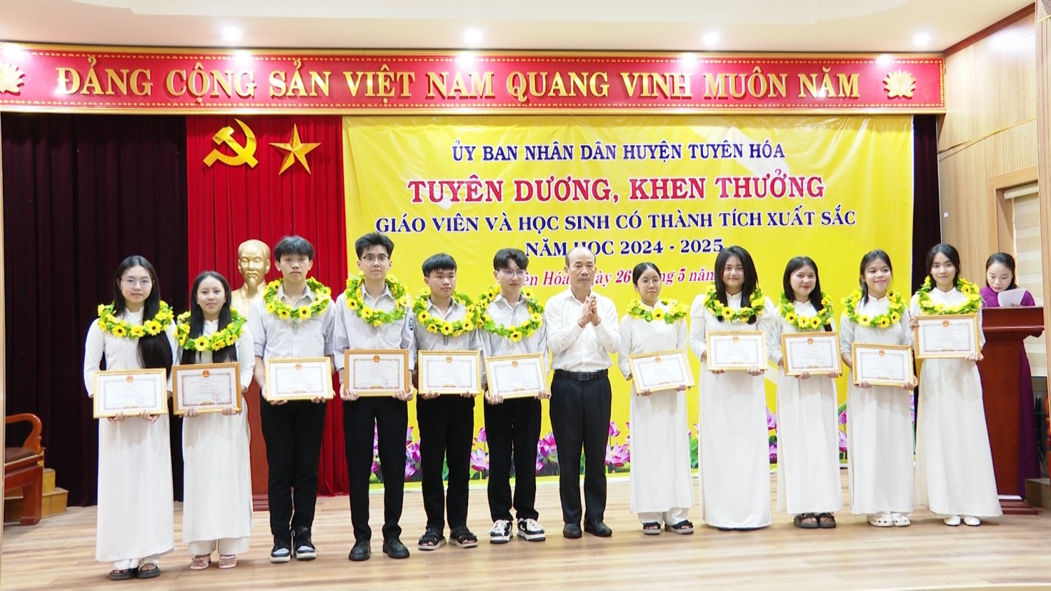 Tuyên Hóa: Tuyên dương, khen thưởng giáo viên và học sinh có thành tích xuất sắc năm học 2024 – 2025