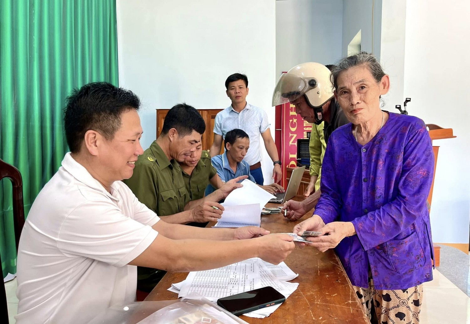 Các địa phương tổ chức cấp phát quà nhân dịp Quốc khánh 2/9