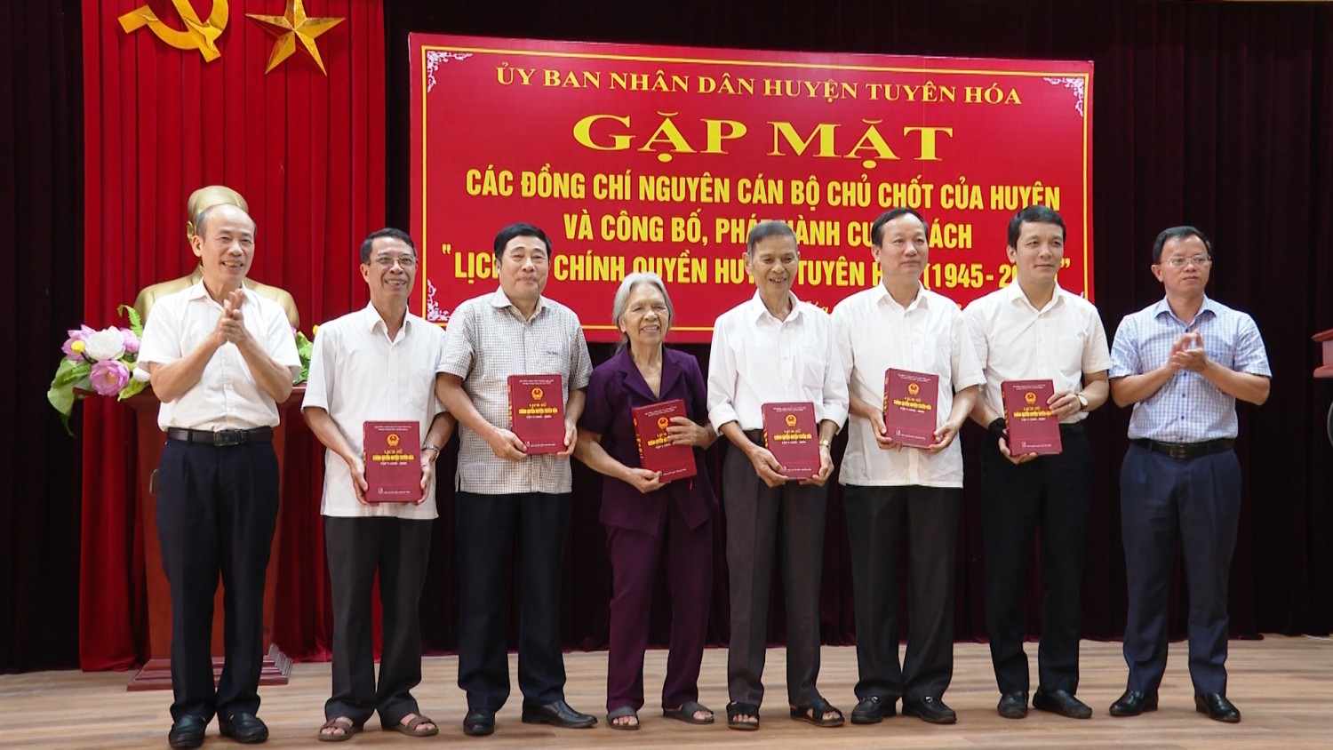 Công bố, phát hành cuốn sách lịch sử Chính quyền huyện Tuyên Hóa (giai đoạn 1945-2020)