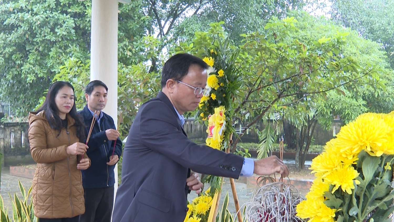 Dâng hương tại Bia di tích lịch sử Chi bộ Bãi Đức