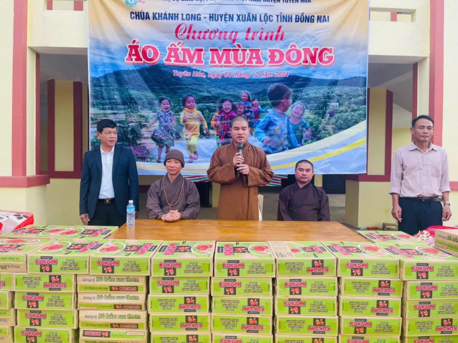 Ban Trị sự Giáo hội Phật giáo Việt Nam huyện Tuyên Hóa phối hợp trao quà cho đồng bào dân tộc tại xã Thanh Hóa