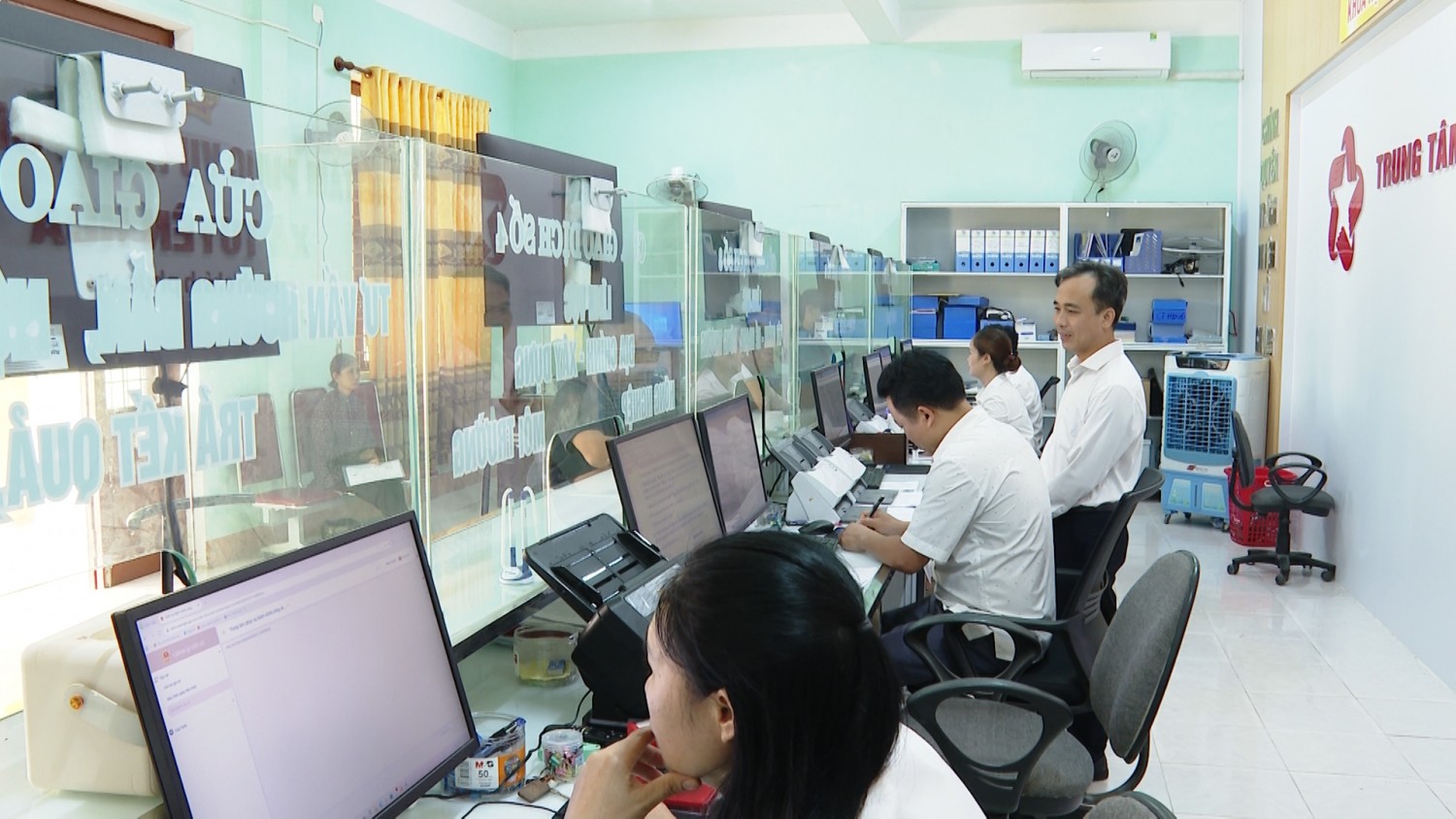 Xã Tuyên Hóa tích cực giải quyết kịp thời thủ tục hành chính cho người dân