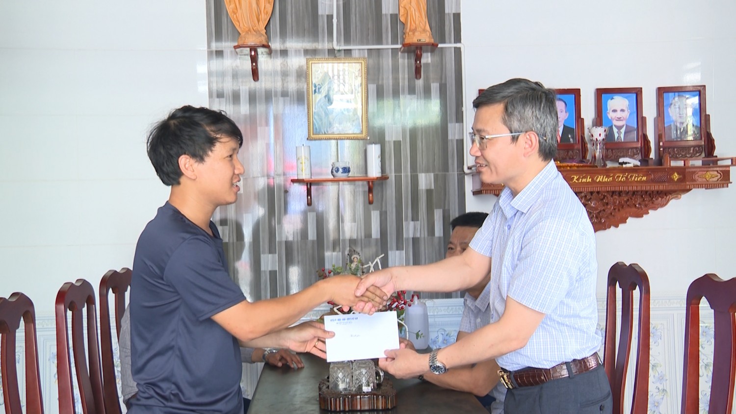 Đồng chí Phó Chủ tịch UBND huyện thăm gia đình giáo dân có hoàn cảnh khó khăn nhân dịp Lễ Phục sinh