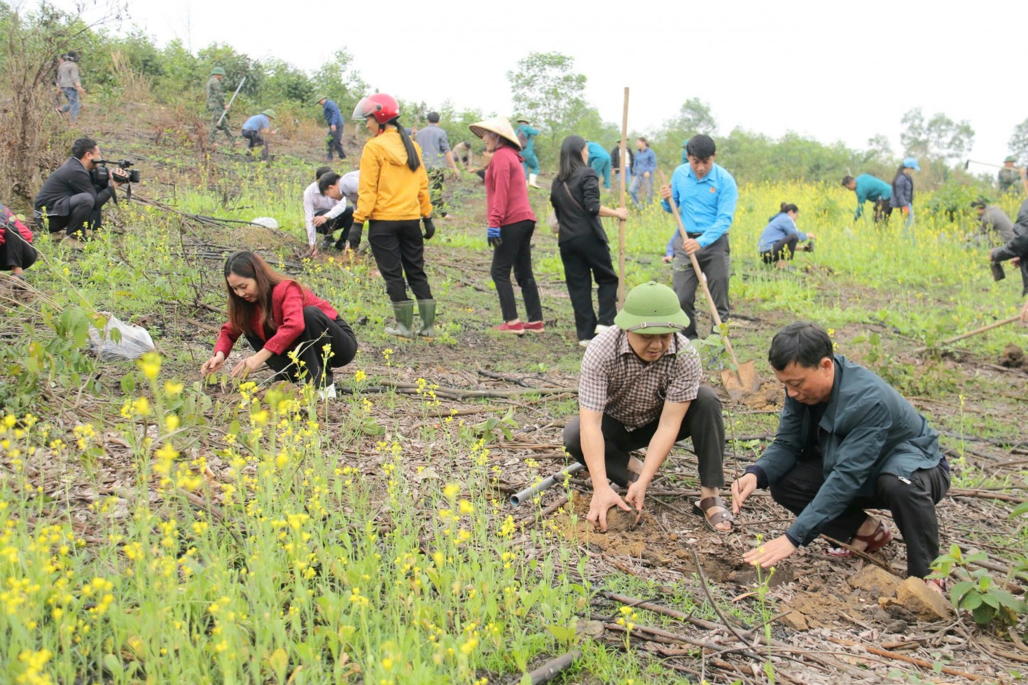 Đồng chí Bí thư Huyện ủy Mai Văn Minh tham gia trồng mới cây bản địa