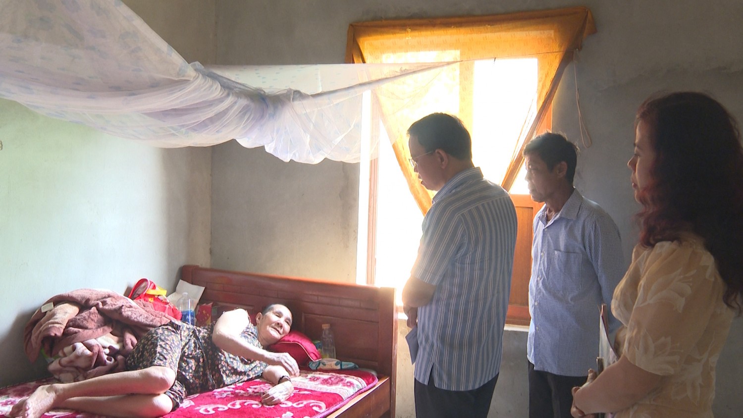 Lãnh đạo xã Đồng Lê thăm, chúc mừng các gia đình công giáo có hoàn cảnh khó khăn nhân dịp Lễ Phục sinh năm 2026