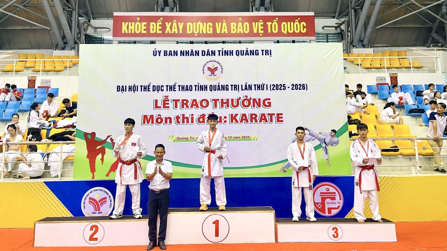 VĐV Nguyễn Trường Giang giành HCV ở nội dung kumite cá nhân nam hạng 54 kg.