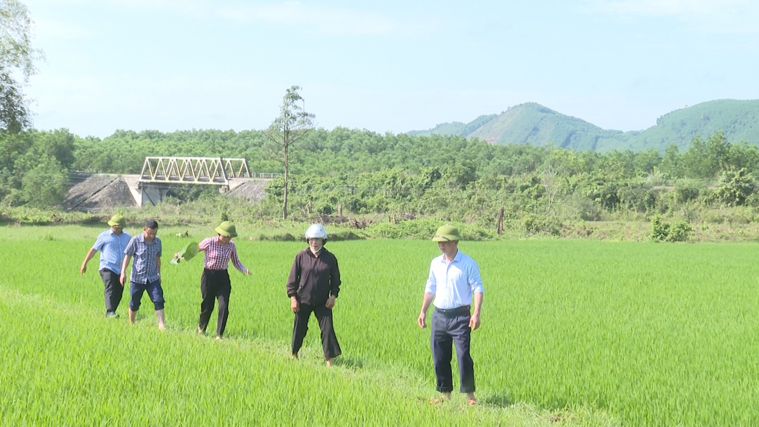 Đồng chí Bí thư Đảng ủy xã Đồng Lê kiểm tra tình hình sản xuất  nông nghiệp đầu năm
