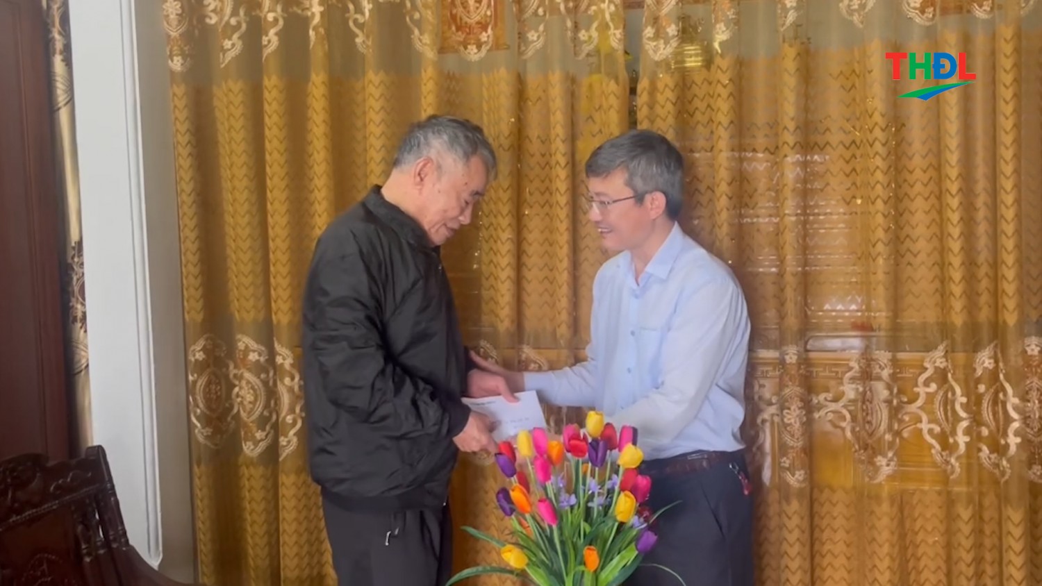 Đồng chí Chủ tịch UBND xã thăm, chúc Tết gia đình chính sách trên địa bàn xã