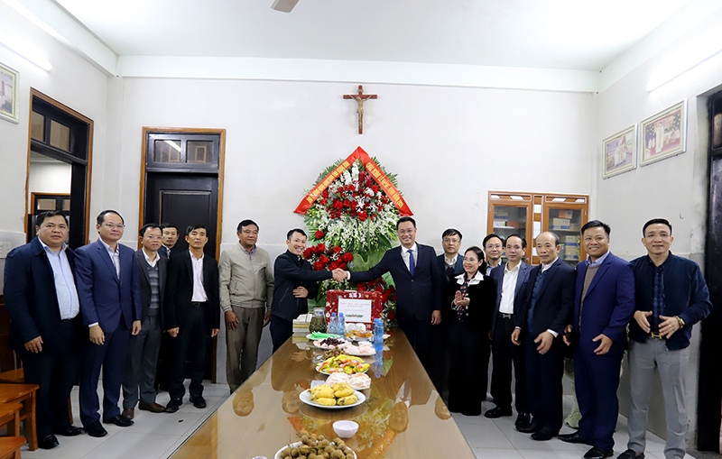 Đồng chí Bí thư Tỉnh ủy thăm, chúc mừng Giáng sinh giáo xứ Minh Tú