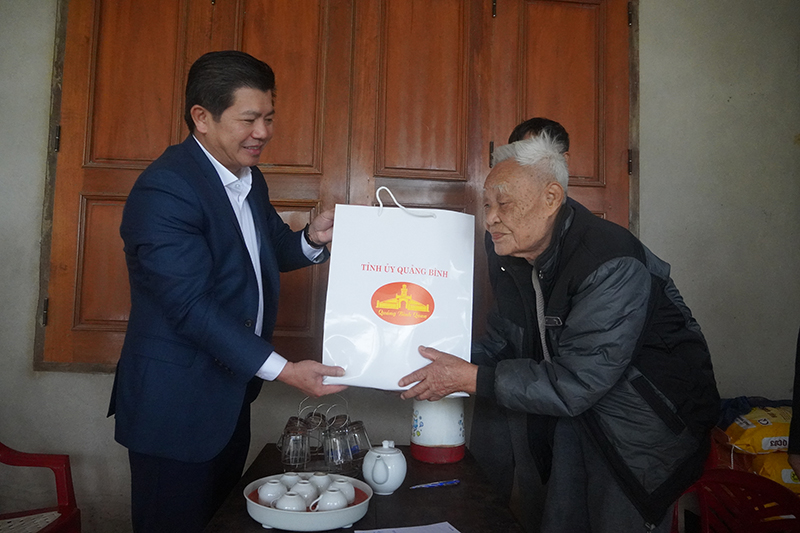Đồng chí Trưởng ban Tổ chức Tỉnh ủy thăm, tặng quà các đảng viên lão thành tại huyện Tuyên Hoá