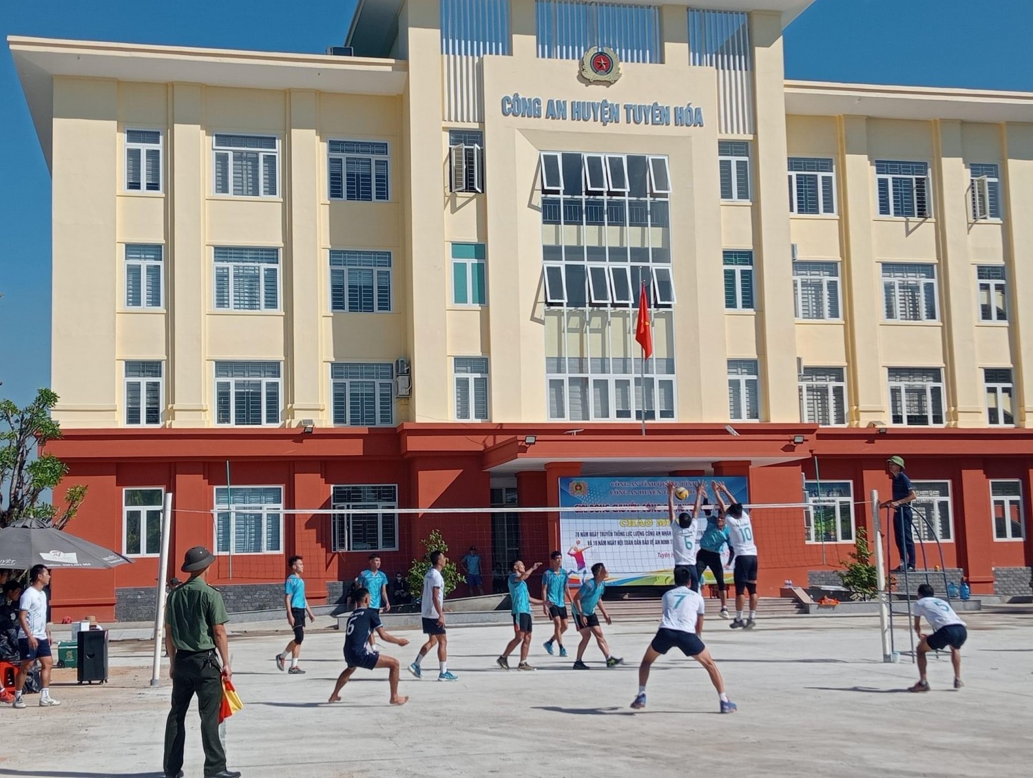 Sôi nổi giải bóng chuyền nam Công an huyện Tuyên Hoá mở rộng