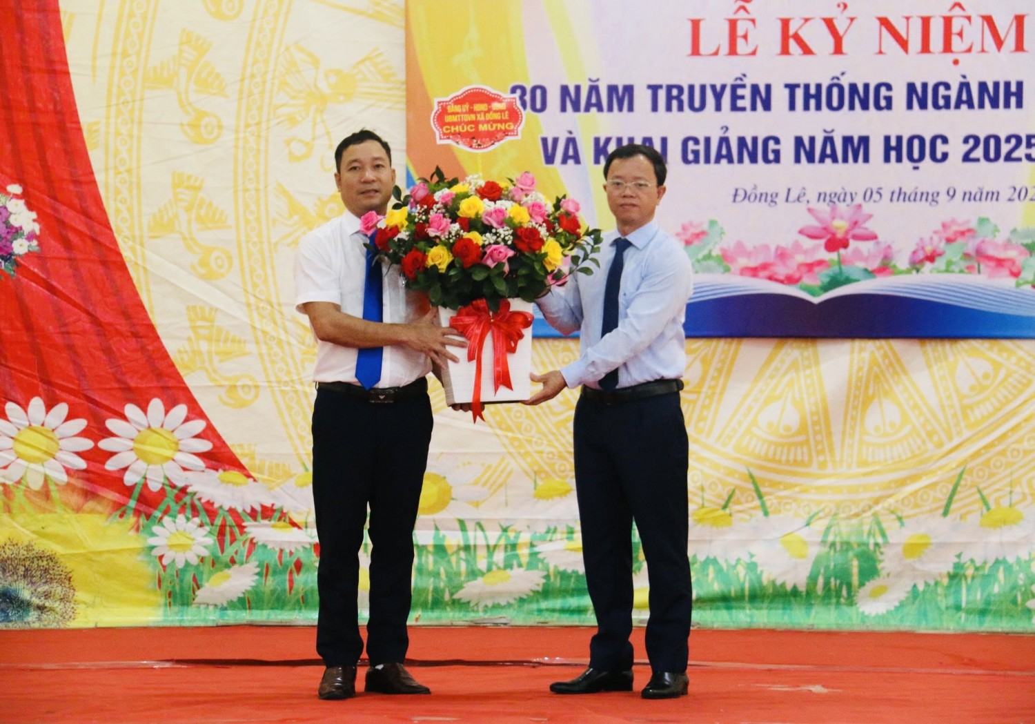 Đồng chí Bùi Thanh Chuyên, Bí thư Đảng ủy xã Đồng Lê dự lễ khai giảng tại Trường THPT Tuyên Hóa