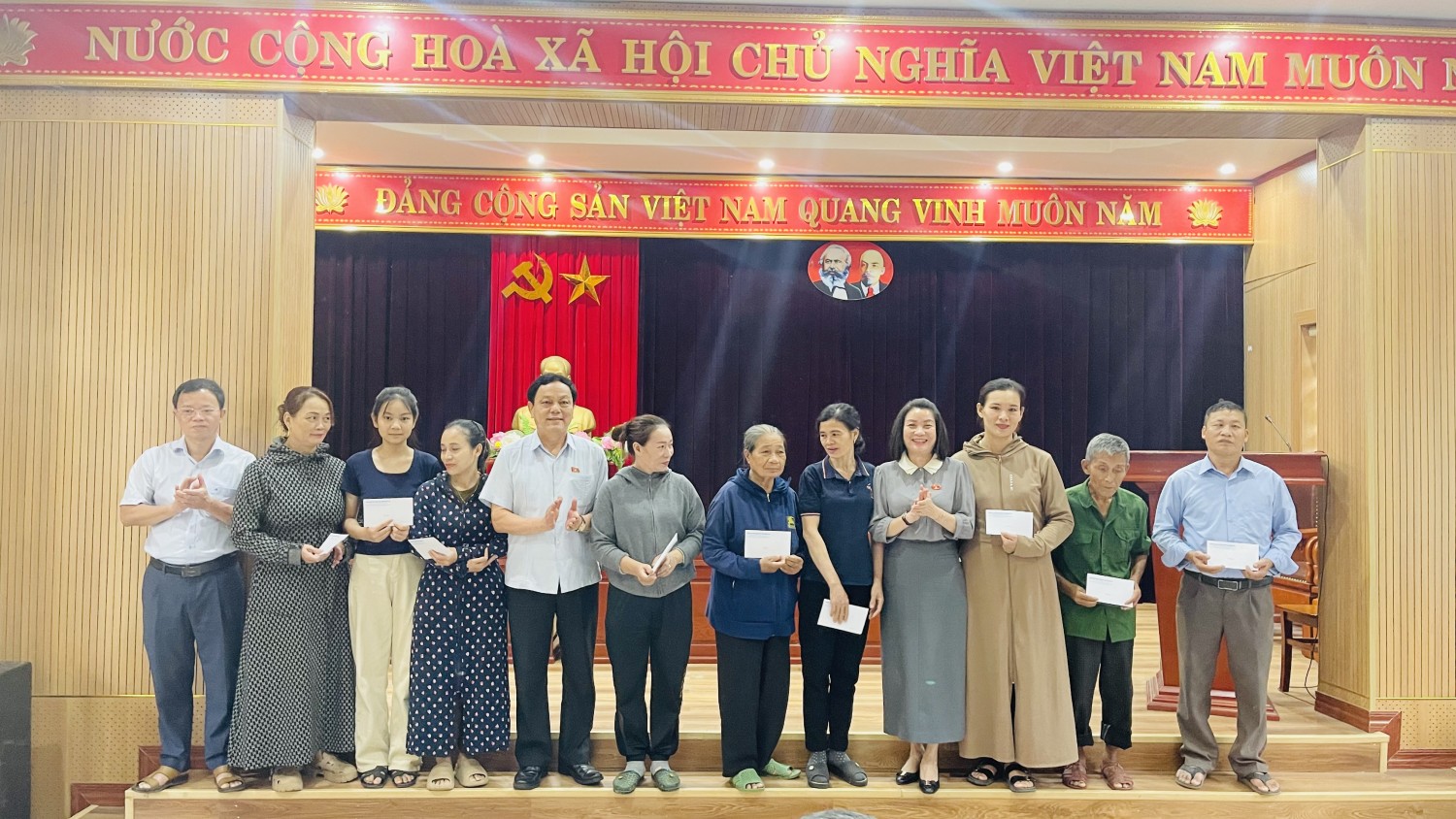 Đoàn ĐBQH tỉnh trao quà cho các hộ dân gặp khó khăn ở xã Đồng Lê