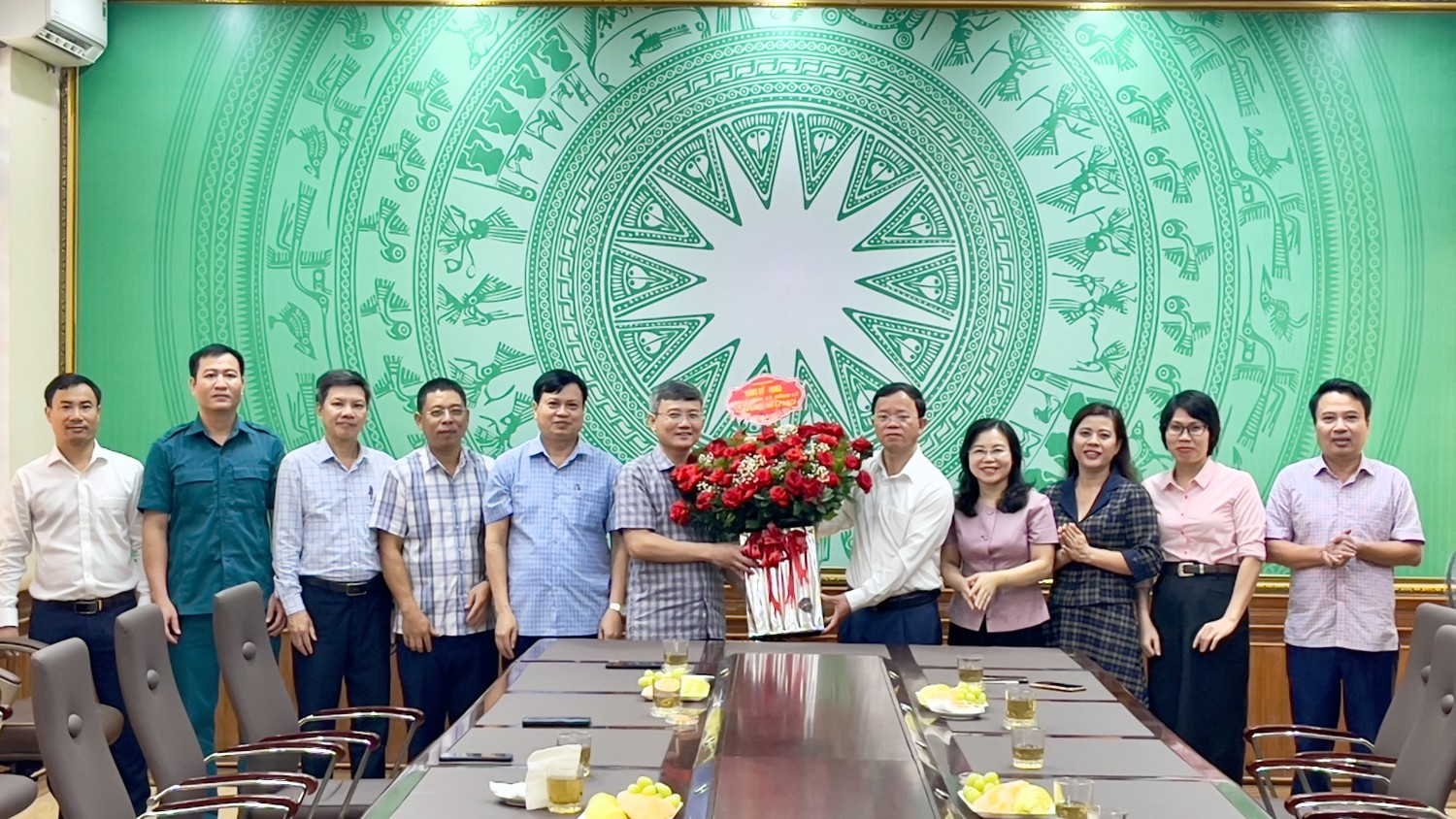 Đảng uỷ xã Đồng Lê chúc mừng UBND xã nhân kỷ niệm 80 năm thành lập Chính phủ
