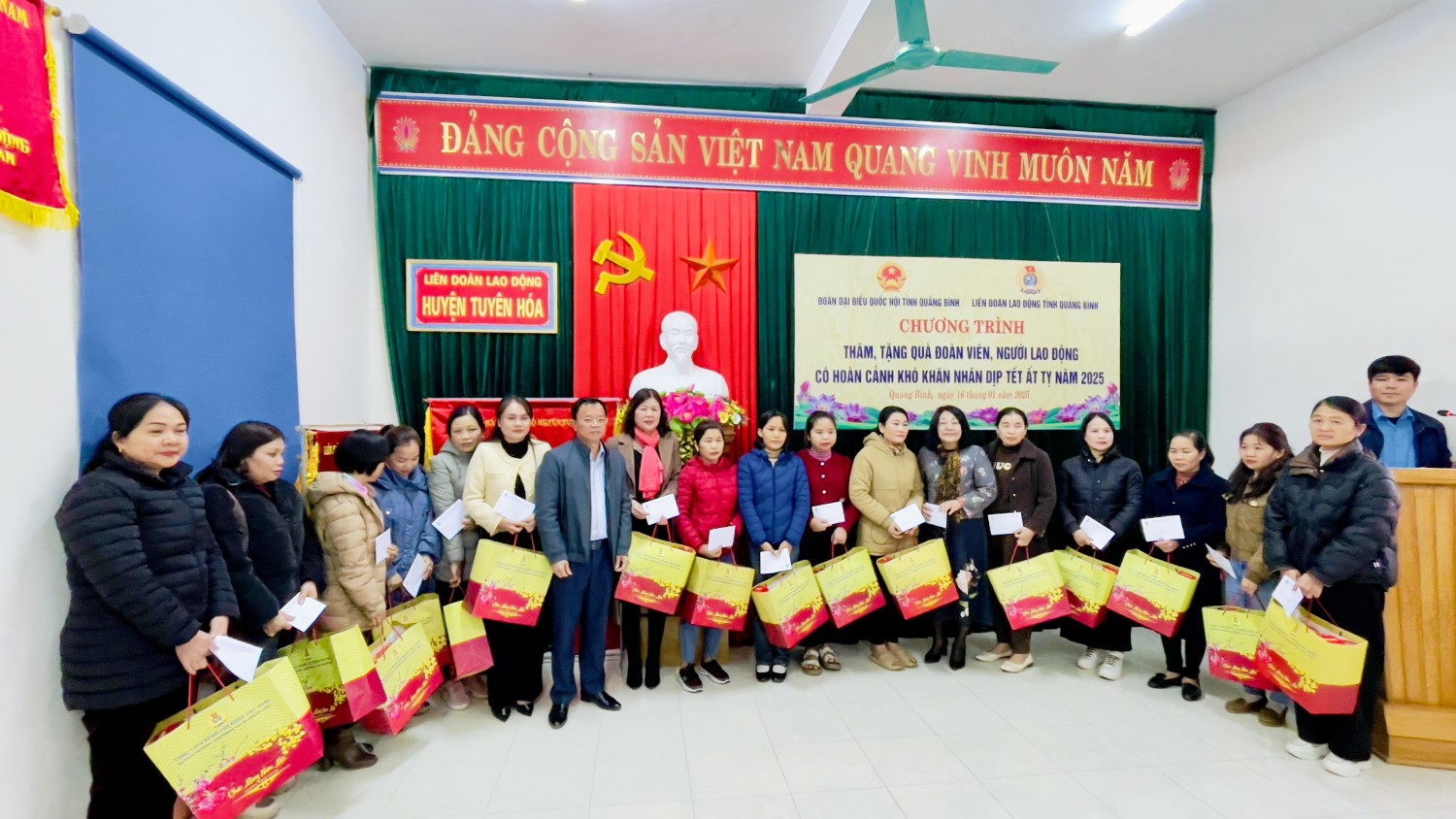 Trao quà Tết cho đoàn viên, người lao động huyện Tuyên Hóa