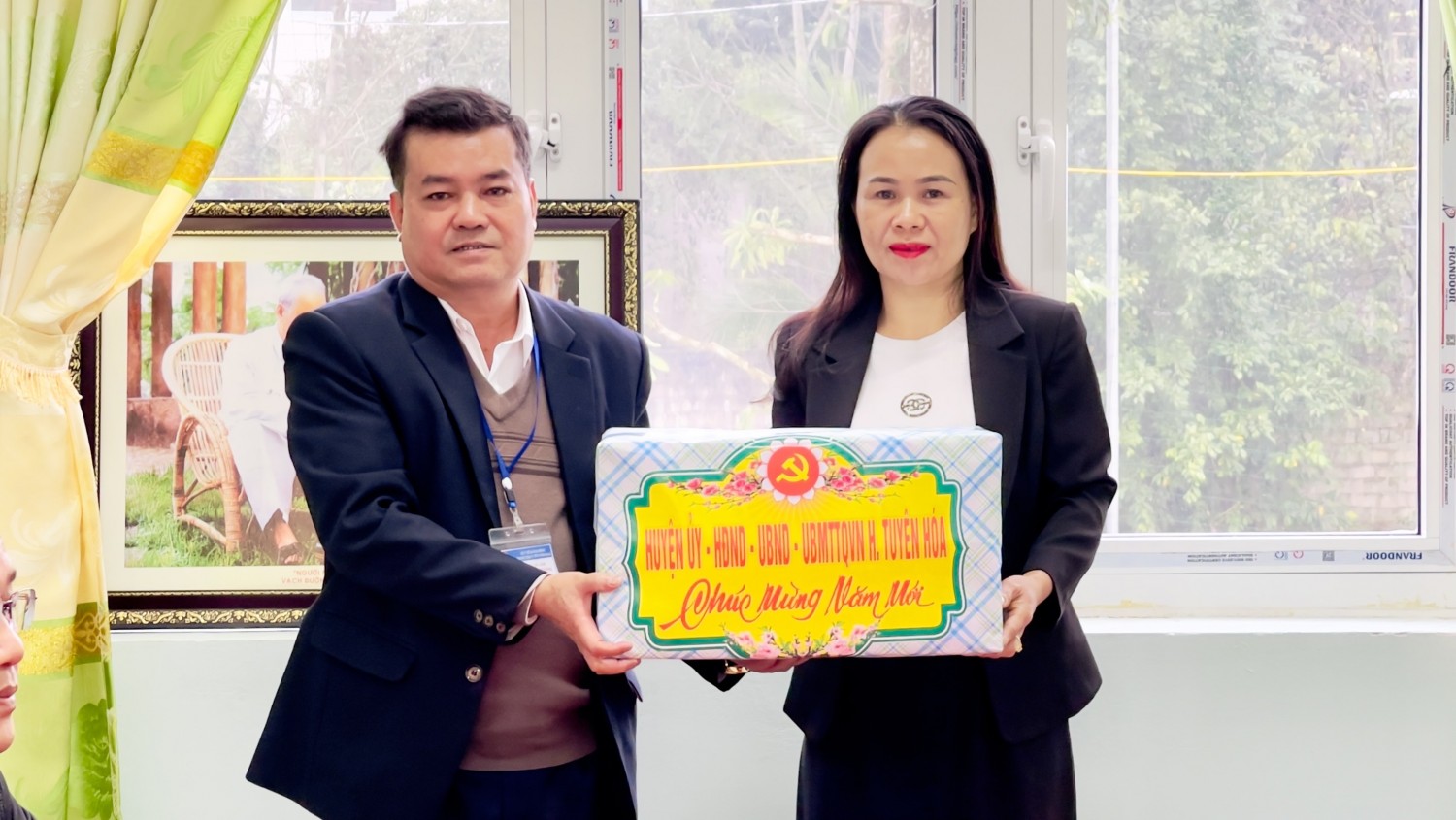 Đồng chí Trưởng ban Tổ chức Huyện ủy thăm, chúc Tết Trung tâm Y tế huyện