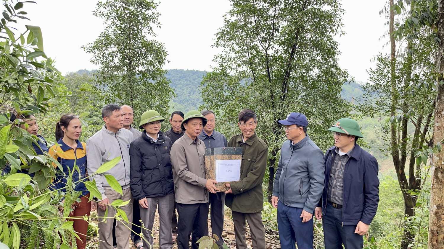 Đồng chí Bí thư Huyện ủy kiểm tra công tác sản xuất nông nghiệp đầu năm 2025