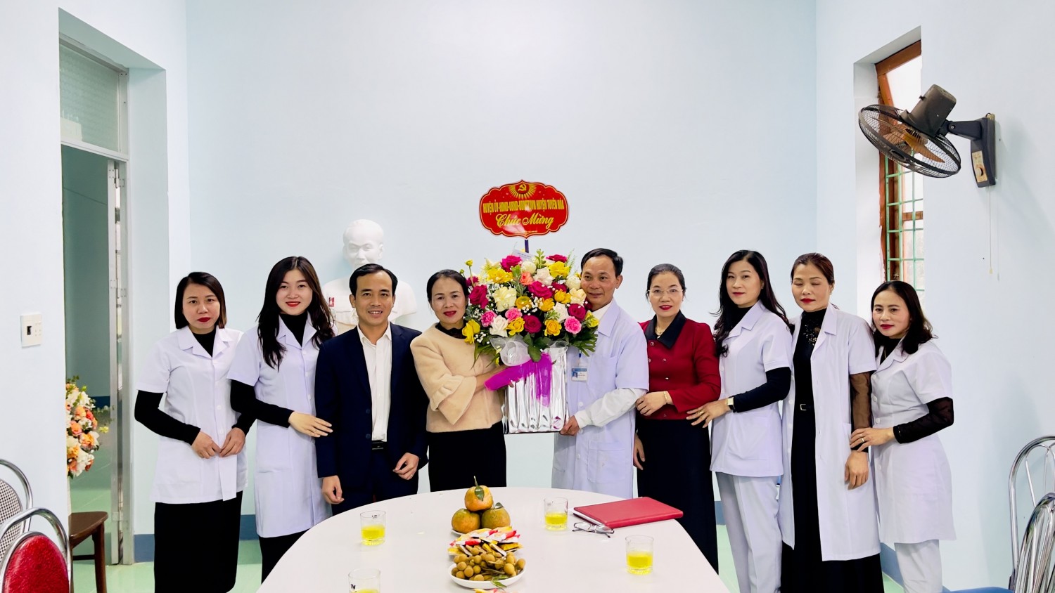 Đồng chí Trưởng ban Tổ chức Huyện uỷ Hồ Thị Bích Hà tặng hoa chúc mừng Trạm y tế xã Sơn Hoá.