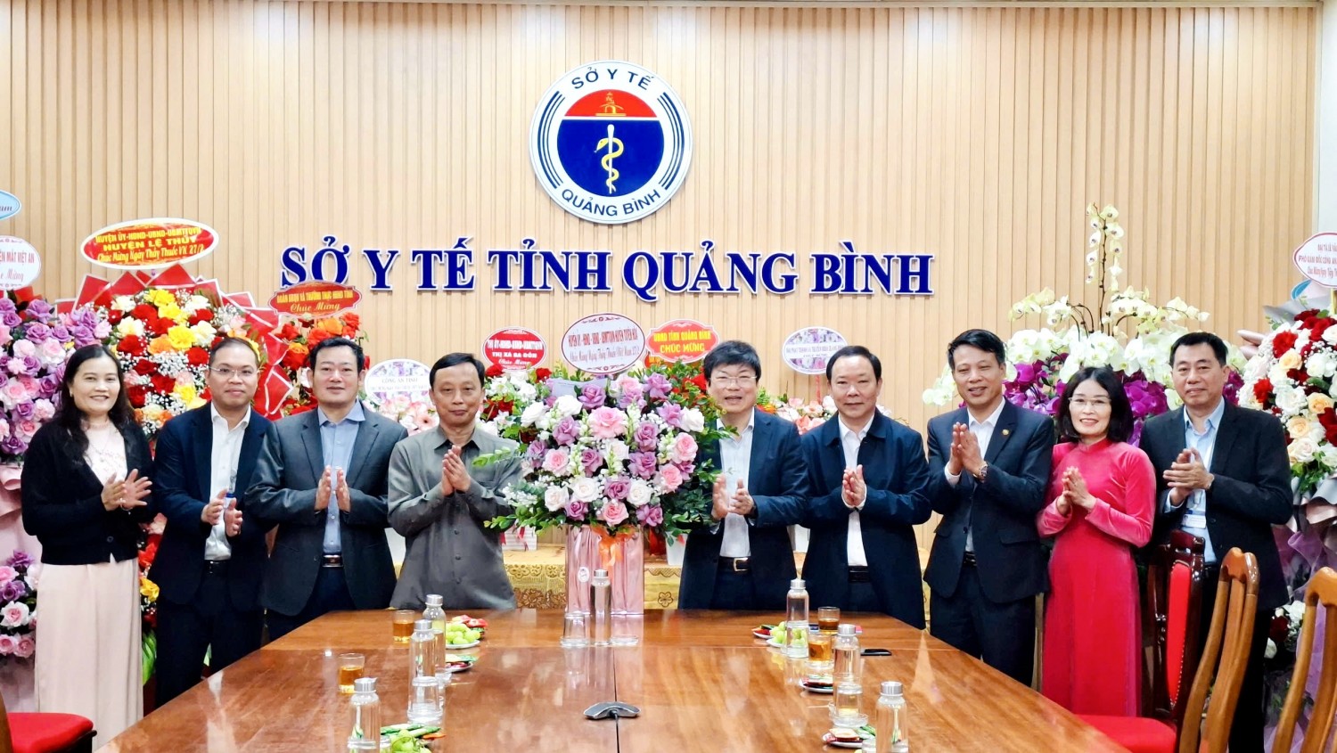 Đồng chí Bí thư Huyện ủy thăm, chúc mừng Ngày Thầy thuốc Việt Nam 27/2