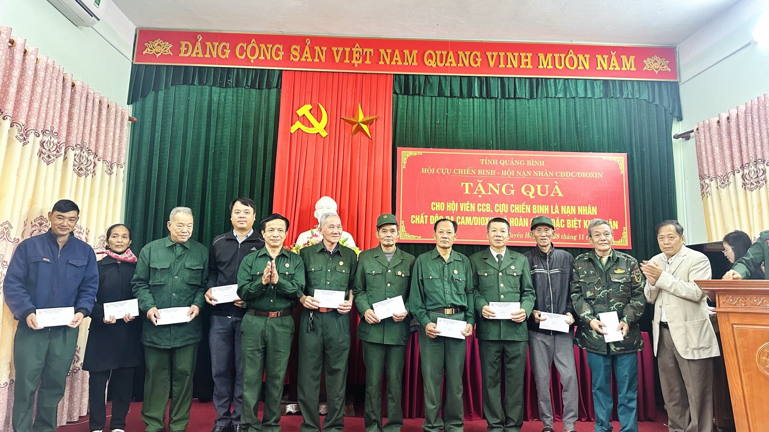 Tặng quà cho cho hội viên Cựu chiến binh, cựu chiến binh là nạn nhân chất độc da cam/dioxin có hoàn cảnh đặc biệt khó khăn