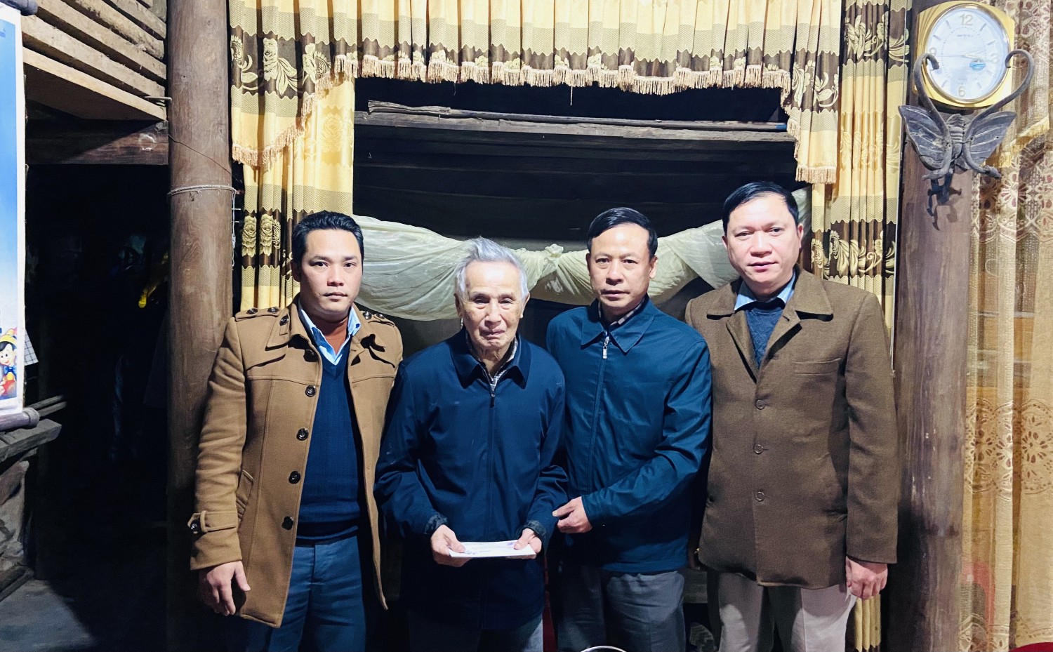 Đồng chí Trưởng Ban Tuyên giáo Huyện uỷ thăm, chúc tết các gia đình chính sách