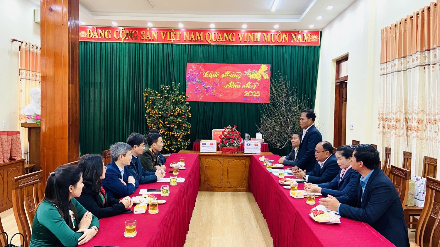 Đoàn cán bộ huyện Na Kai, tỉnh Khăm Muồn thăm, chúc Tết huyện Tuyên Hóa.