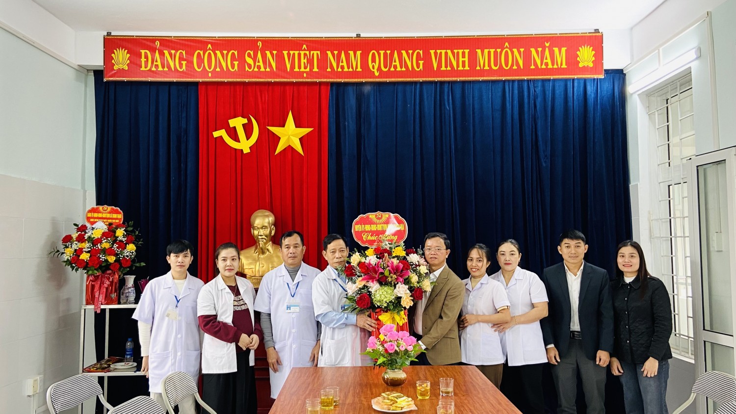 Đồng chí Phó Bí thư Thường trực Huyện ủy thăm Trạm Y tế xã Thanh Thạch nhân kỷ niệm 70 năm Ngày Thầy thuốc Việt Nam 27/2