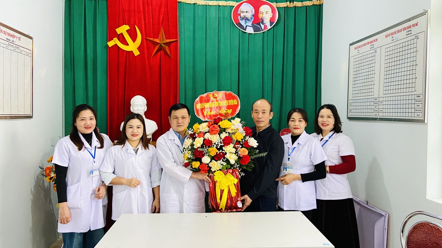 Đồng chí Chủ tịch UBND huyện thăm, chúc mừng Ngày Thầy thuốc Việt Nam 27/2