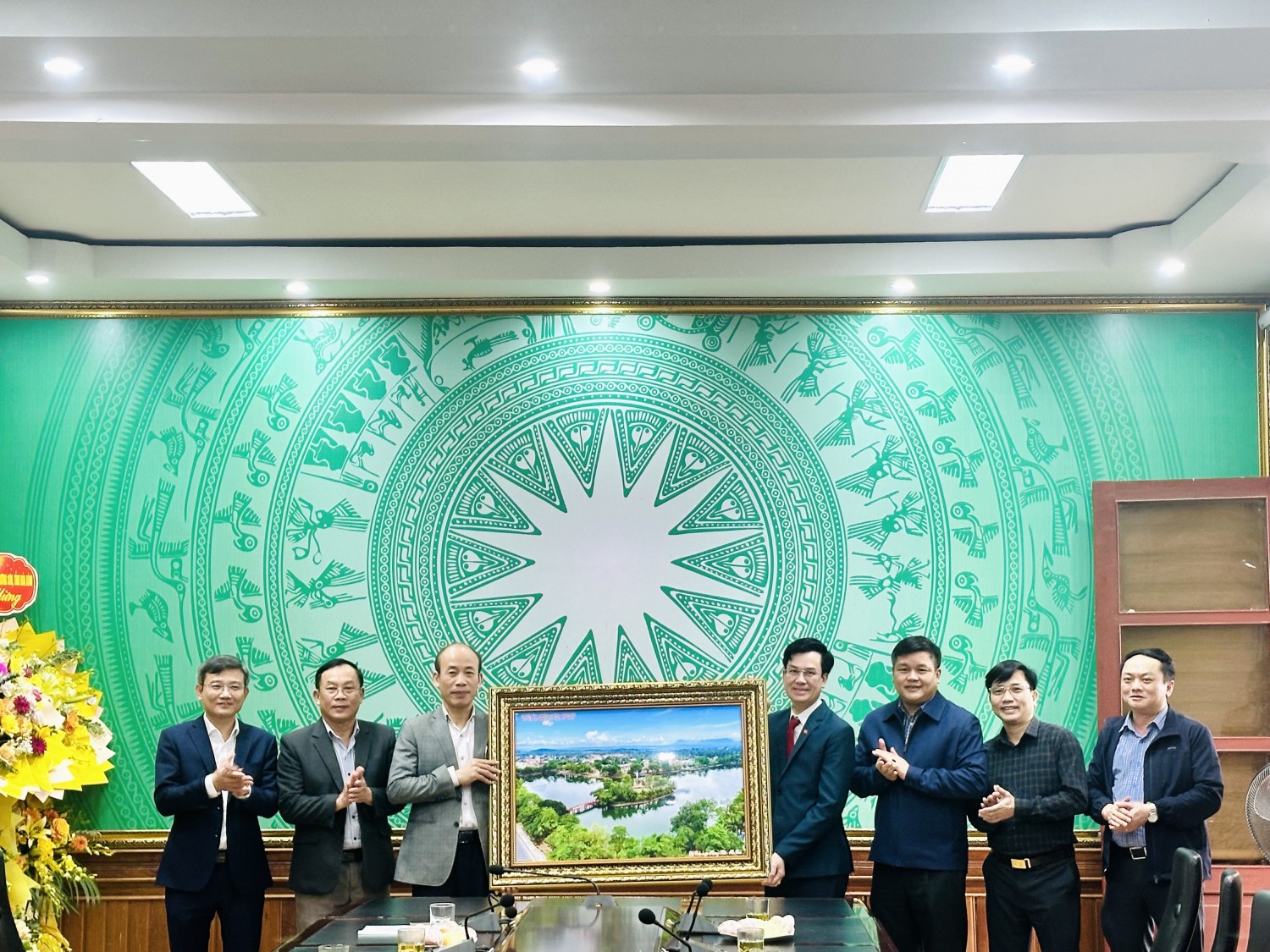 Các địa phương thăm và chúc mừng huyện Tuyên Hóa nhân Kỷ niệm 150 năm thành lập huyện