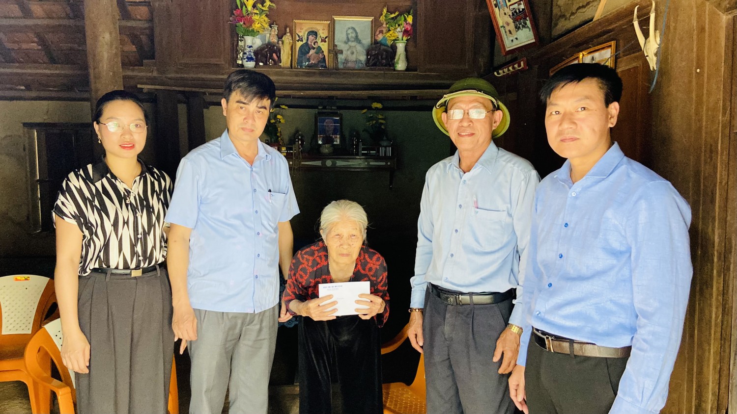 Đồng chí Chủ tịch Uỷ ban MTTQ Việt Nam huyện thăm, tặng quà một số hộ có hoàn cảnh khó khăn trong đồng bào Công giáo