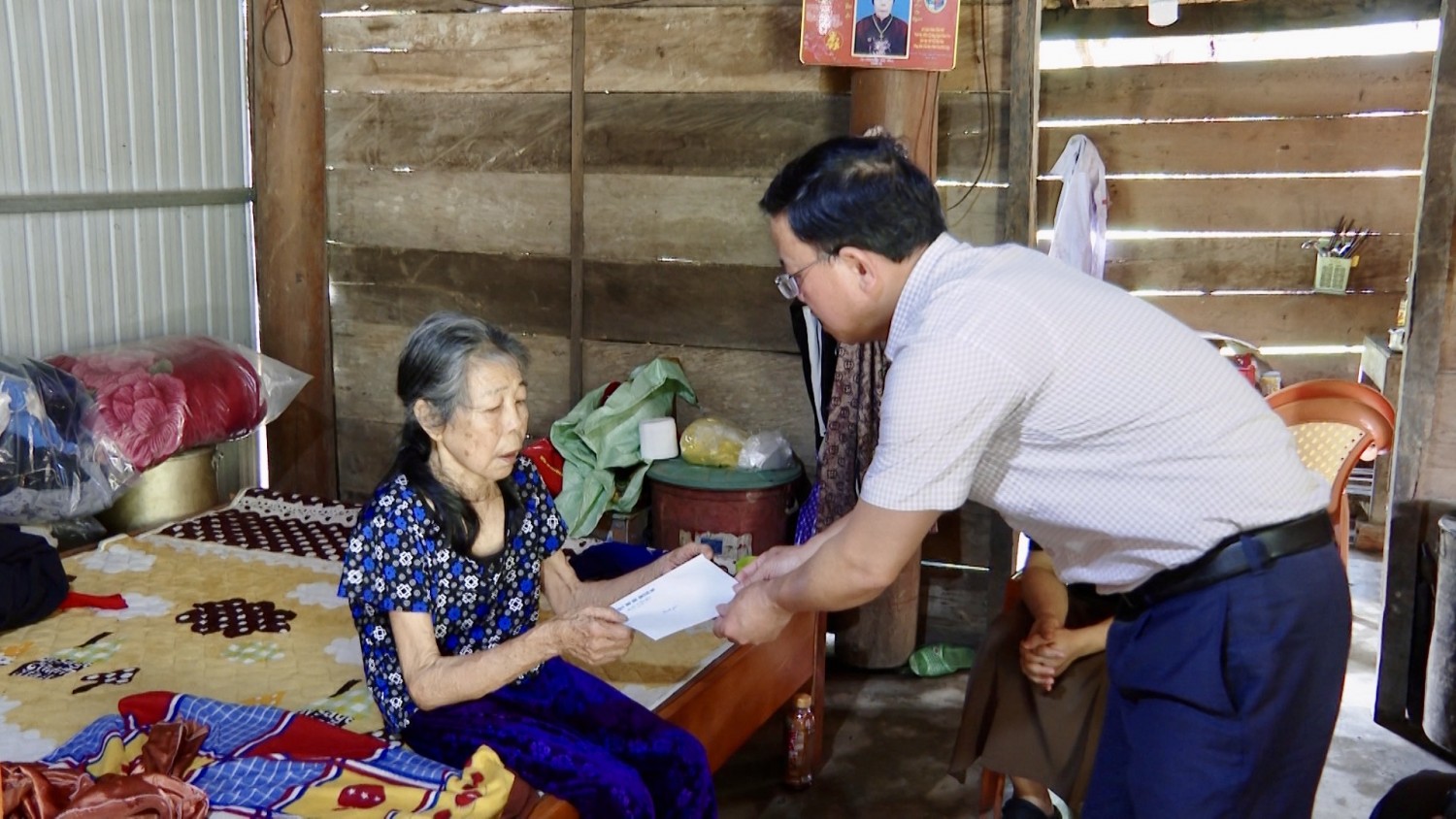 Phó Bí thư Thường trực Huyện ủy, Chủ tịch HĐND huyện thăm, tặng quà gia đình công giáo khó khăn nhân dịp Lễ Phục sinh
