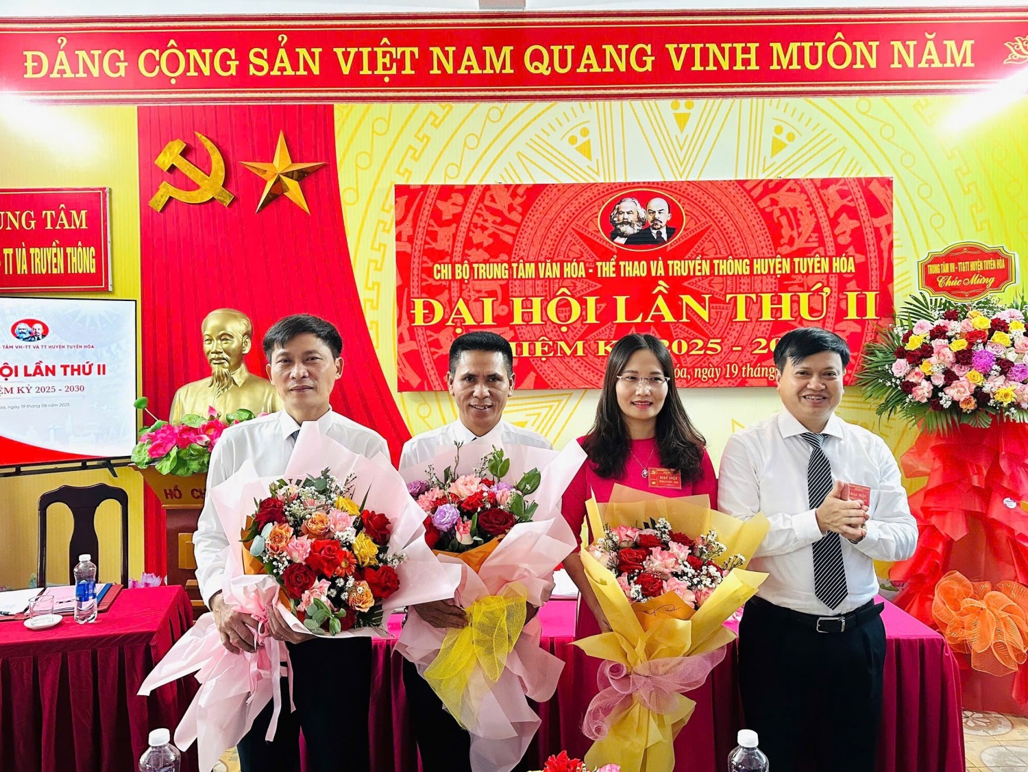 Đồng chí Đoàn Mạnh Toàn, Uỷ viên Ban Thường vụ Huyện ủy, Phó Chủ tịch HĐND huyện tặng hoa BCH khóa mới.