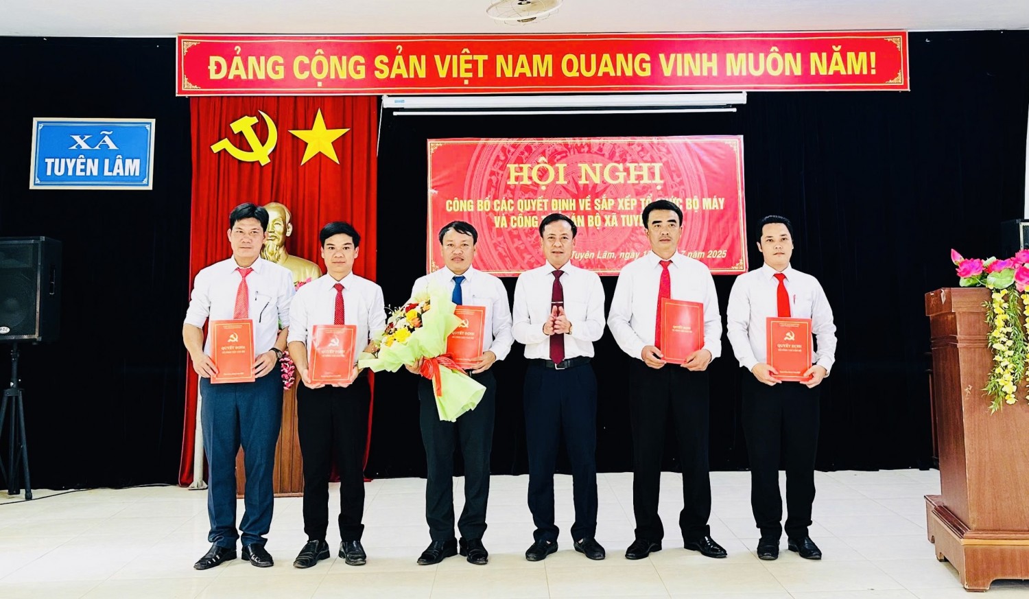 Xã Tuyên Lâm công bố các quyết định về sắp xếp tổ chức bộ máy và công tác cán bộ