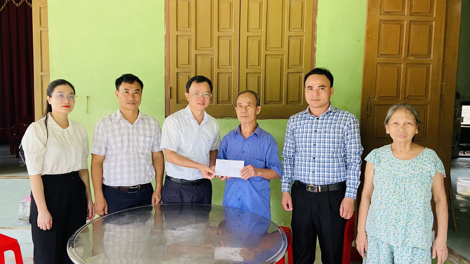 Lãnh đạo xã Đồng Lê thăm, tặng quà các gia đình chính sách nhân kỷ niệm 78 năm Ngày Thương binh - Liệt sĩ