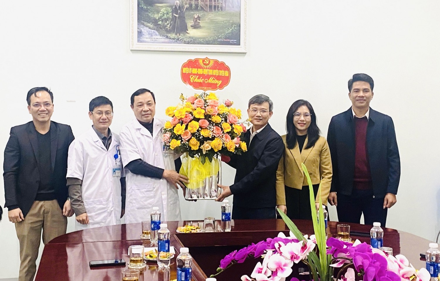 Đồng chí Đinh Tiến Dũng, Huyện ủy viên, Phó chủ tịch UBND huyện  thăm, chúc mừng đội ngũ y, bác sĩ và nhân viên của Bệnh viện Đa khoa huyện Tuyên Hóa