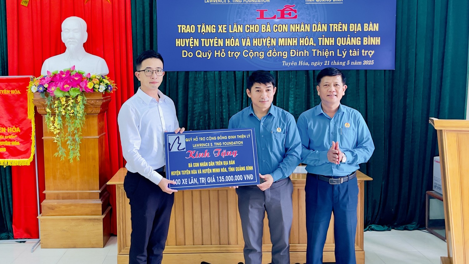 Quỹ hỗ trợ cộng đồng Đinh Thiện Lý trao tặng xe lăn cho người khuyết tật, cao tuổi