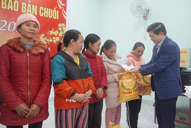 Đồng chí Trưởng Ban Tổ chức Tỉnh ủy thăm, chúc Tết gia đình chính sách