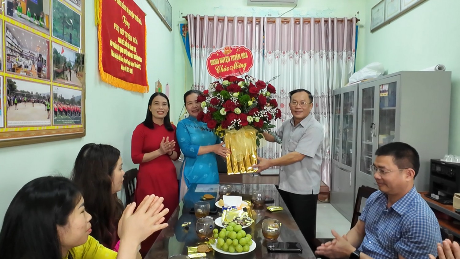 Lãnh đạo UBND huyện tặng hoa chúc mừng Hội Liên hiệp phụ nữ huyện
