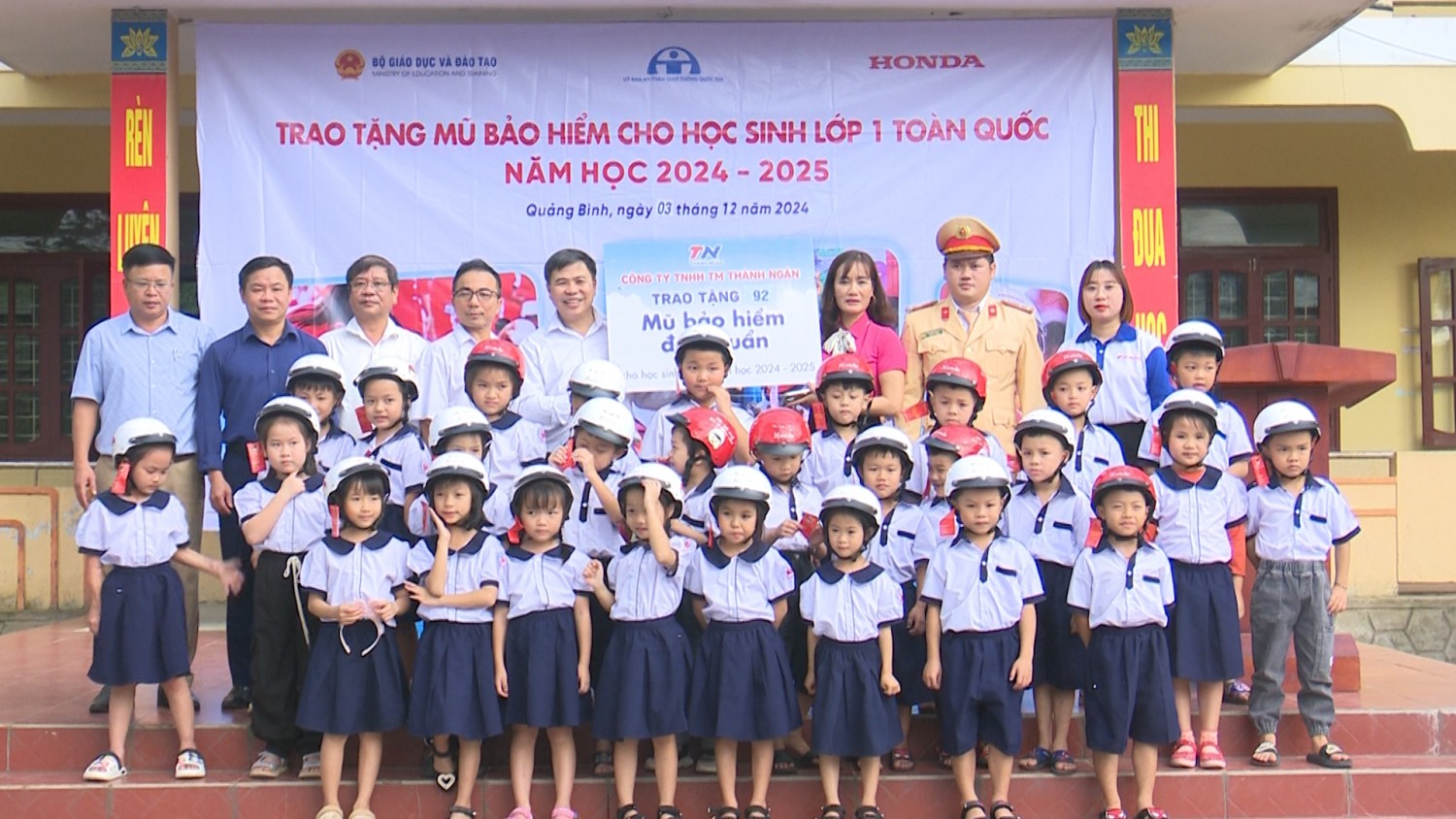 Trao tặng mũ bảo hiểm cho học sinh lớp 1 năm học 2024 - 2025